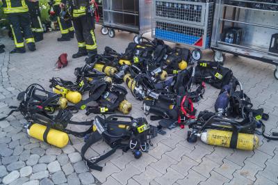 Vaihingen-Enzweihingen: Grossbrand in Gaertnerei loest Grossalarm der Feuerwehr aus - Rauchwolke weit sichtbar